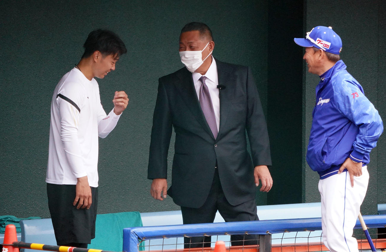 キャンプ地を訪れ高橋宏、立浪監督らと言葉を交わす清原氏（中央）（撮影・森本幸一）