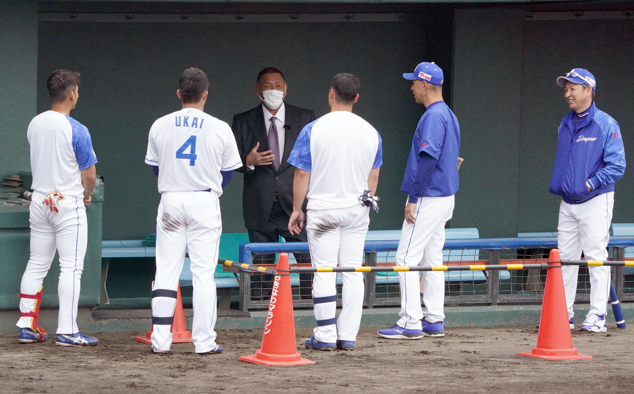 キャンプ地を訪れ（手前・左から）福元、鵜飼、細川らにアドバイスをする清原氏（奥）（撮影・森本幸一）