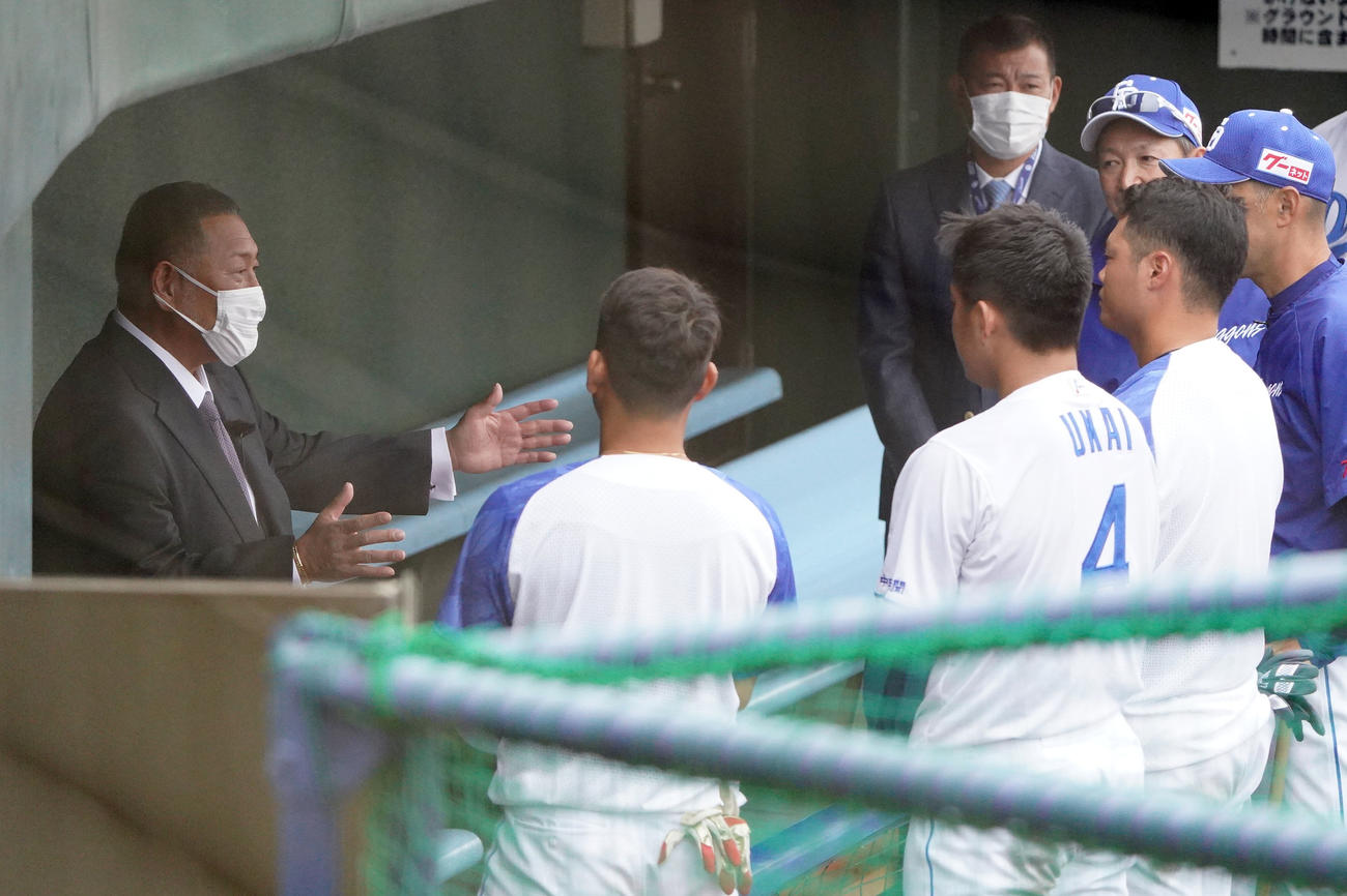 中日キャンプ地を訪れ福元、鵜飼、細川らにアドバイスをする清原氏（左）（撮影・森本幸一）