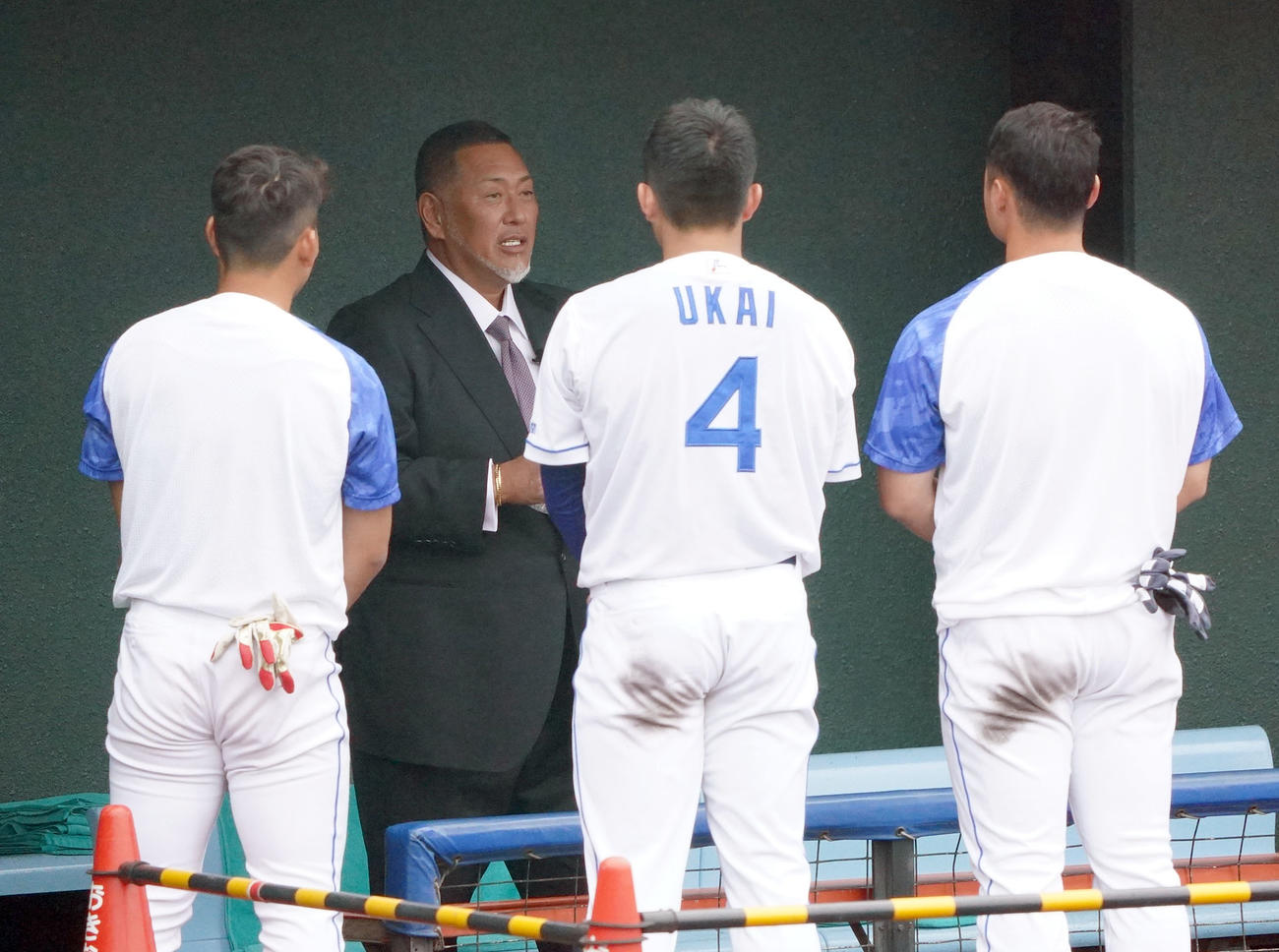 中日キャンプ地を訪れ福元、鵜飼、細川らにアドバイスをする清原氏（左から2人目）（撮影・森本幸一）
