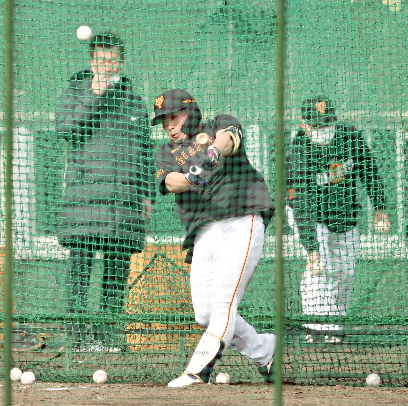 フリー打撃で柵越えする巨人ドラフト1位浅野（撮影・滝沢徹郎）