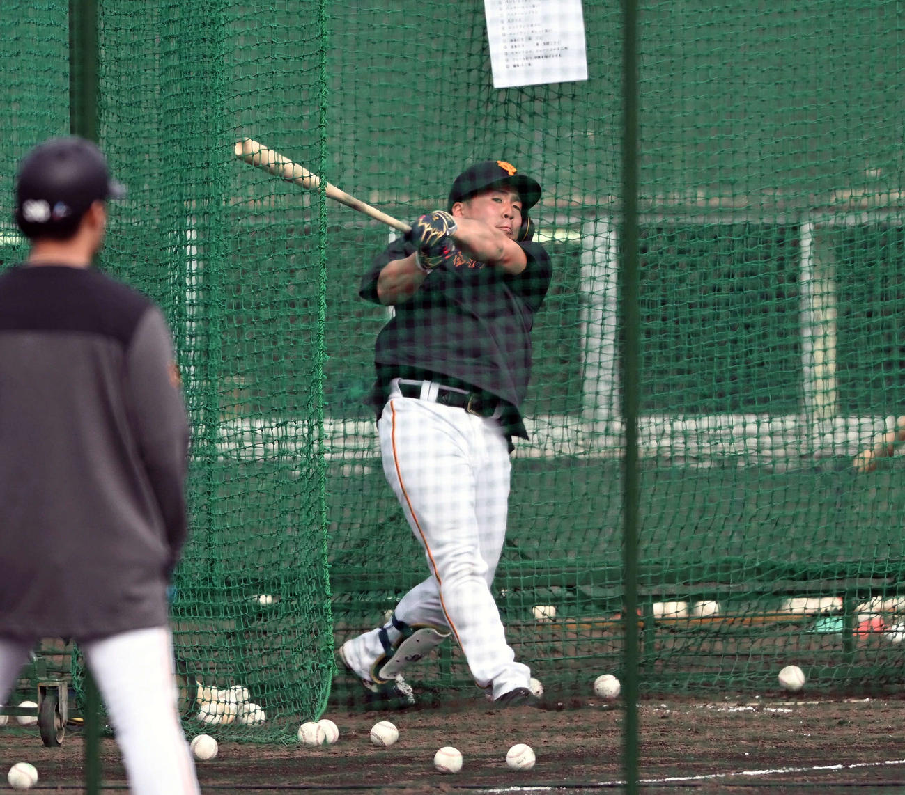 左打ちでフリー打撃する巨人ドラフト1位浅野（撮影・滝沢徹郎）