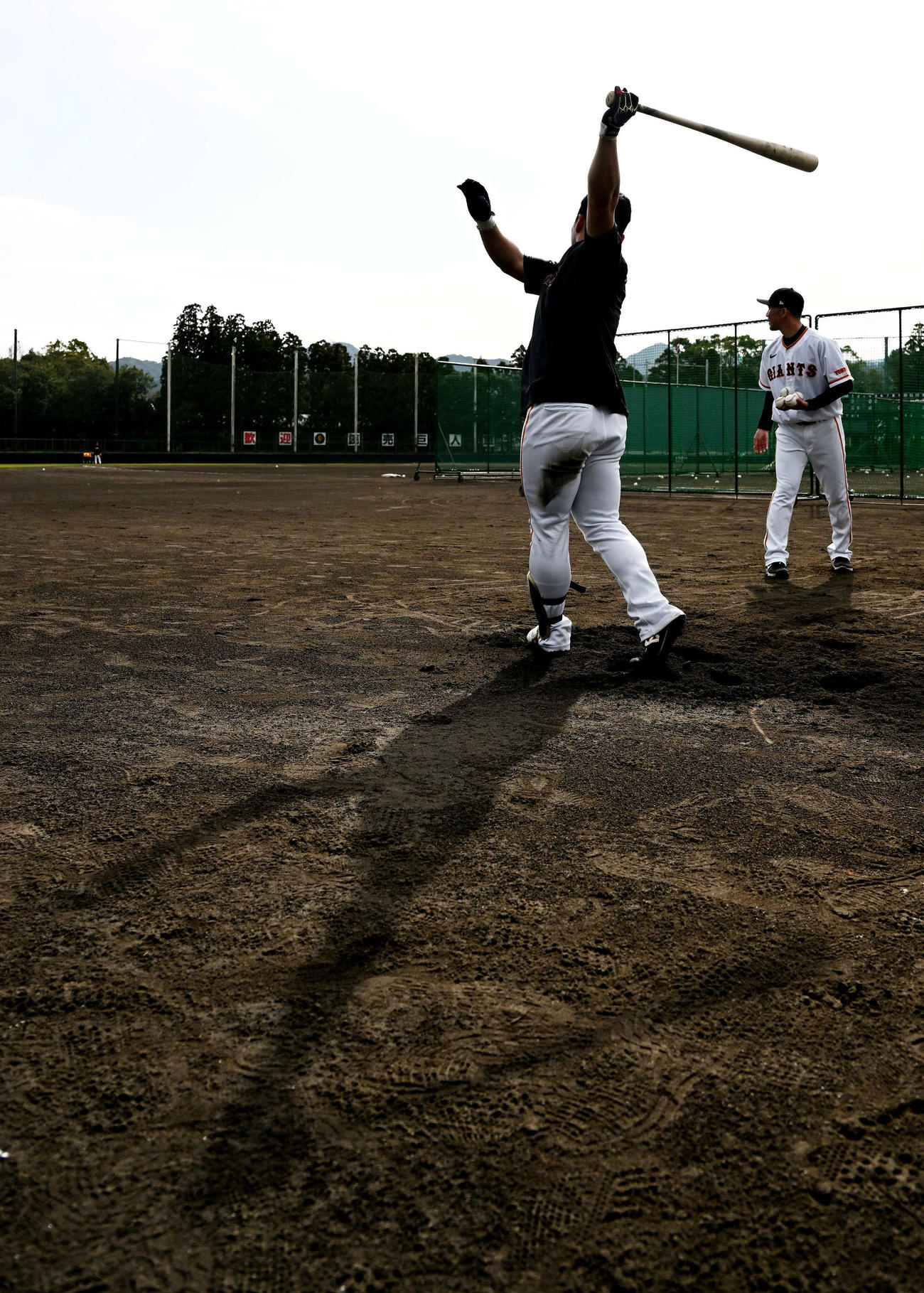 ロングティーする巨人ドラフト1位浅野翔吾の影が大きく伸びる（撮影・滝沢徹郎）