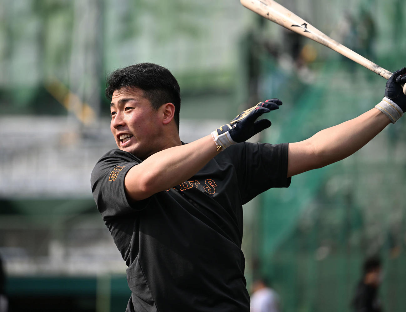 ロングティーする巨人ドラフト1位浅野（撮影・滝沢徹郎）