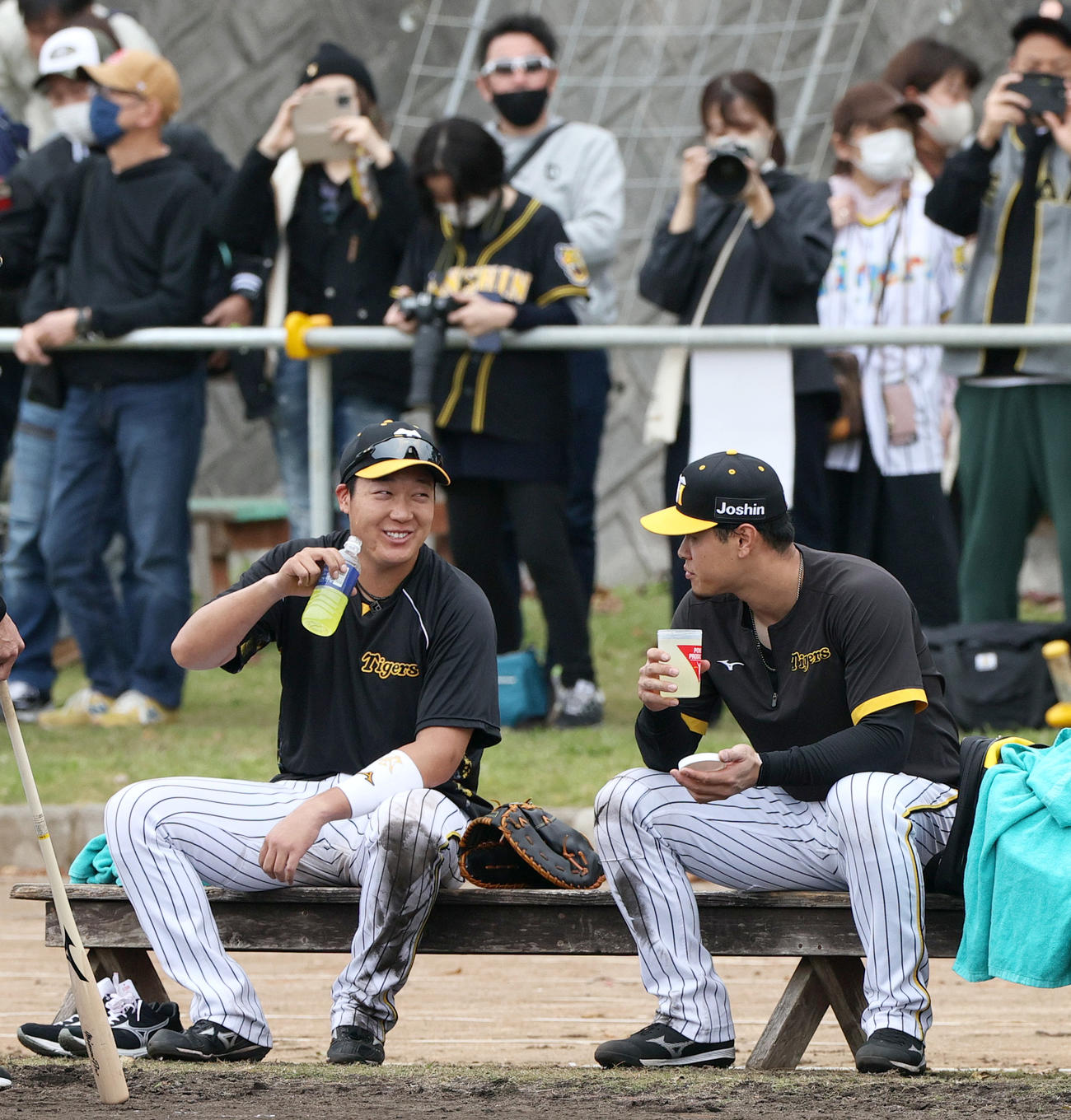サブグラウンドで笑顔を見せる大山（左）と佐藤輝（撮影・上山淳一）
