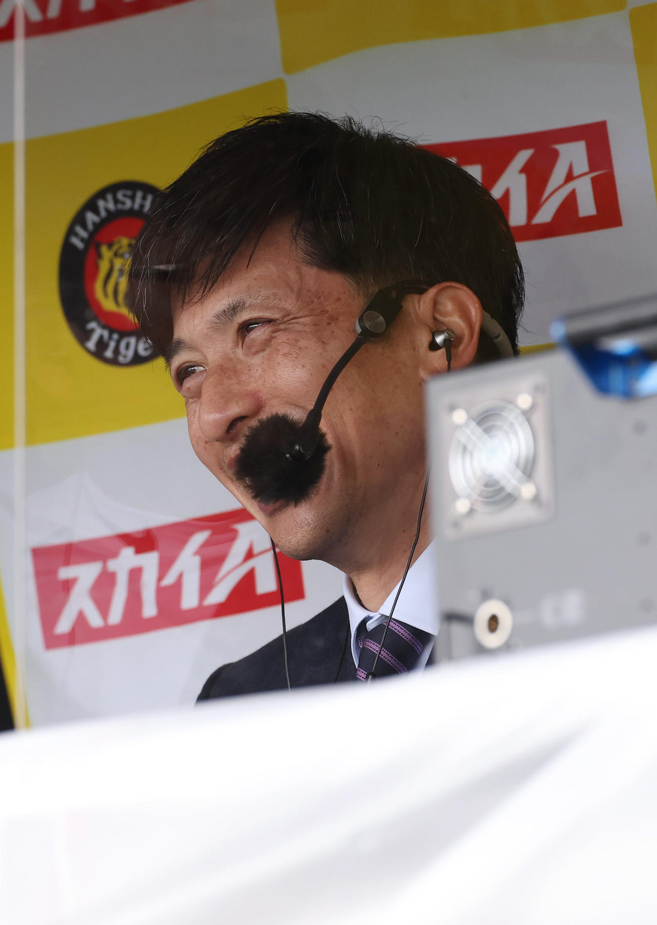 宜野座村野球場でスカイAの解説に臨む矢野氏（撮影・前田充）