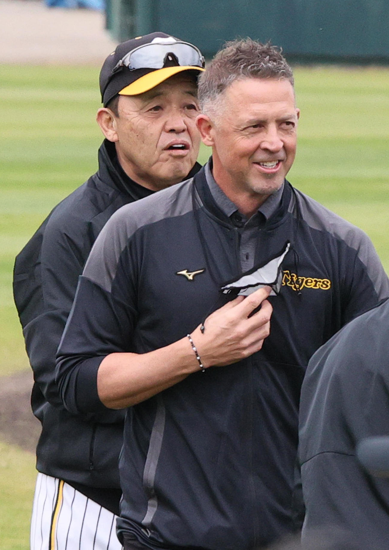 宜野座に訪れたジェフ・ウィリアムス駐米スカウト。奥は岡田監督（撮影・上山淳一）