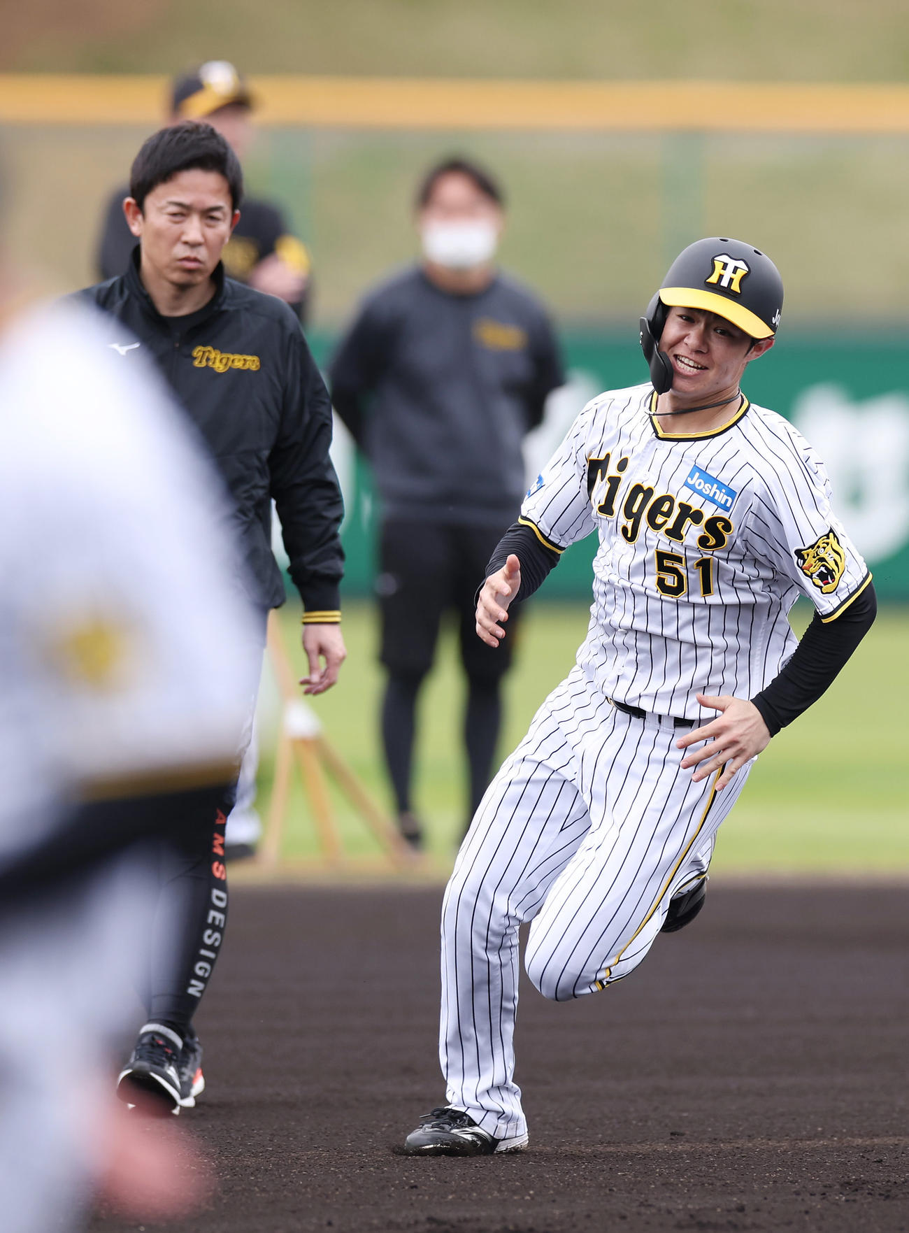 ベースランニングする阪神中野。左は見守る赤星臨時コーチ（撮影・前田充）