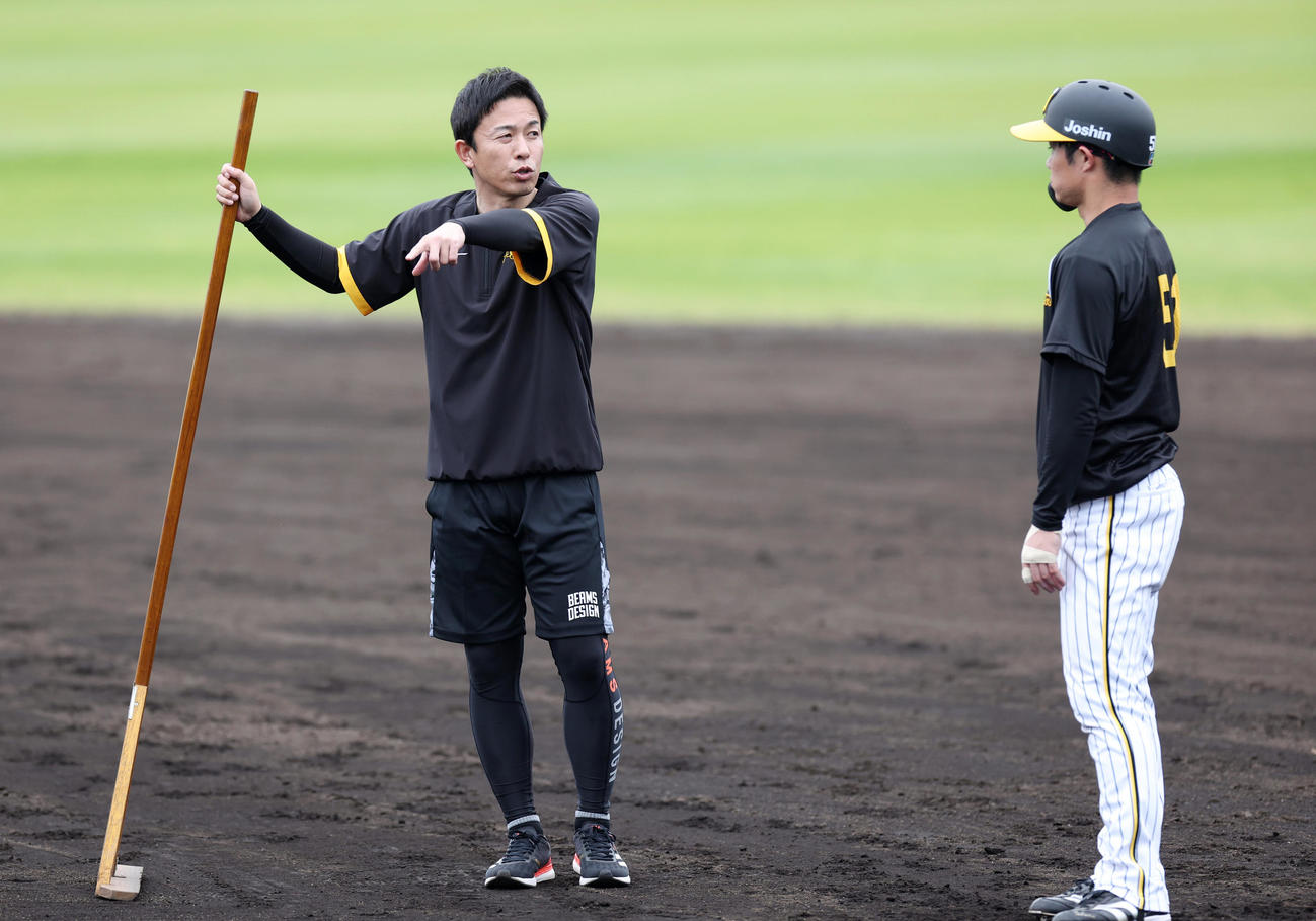 阪神中野（右）を指導する赤星臨時コーチ（撮影・前田充）