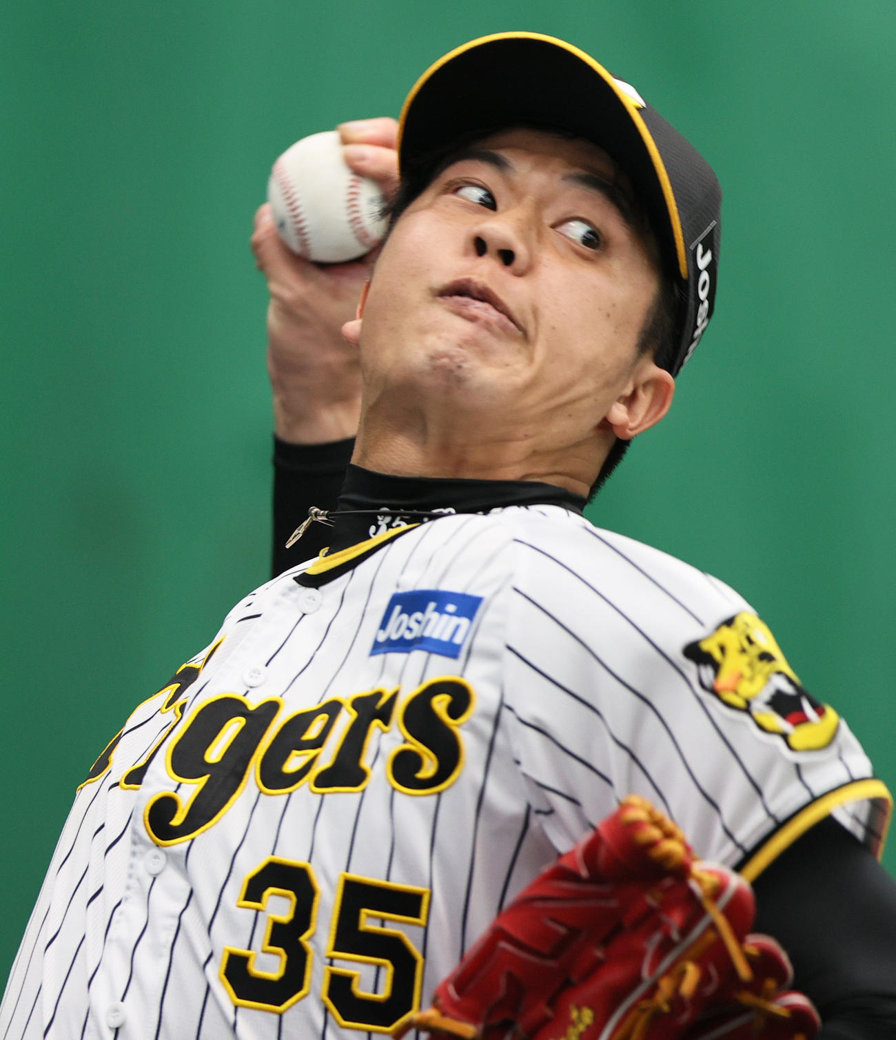 ブルペンで投球する才木（撮影・上山淳一）