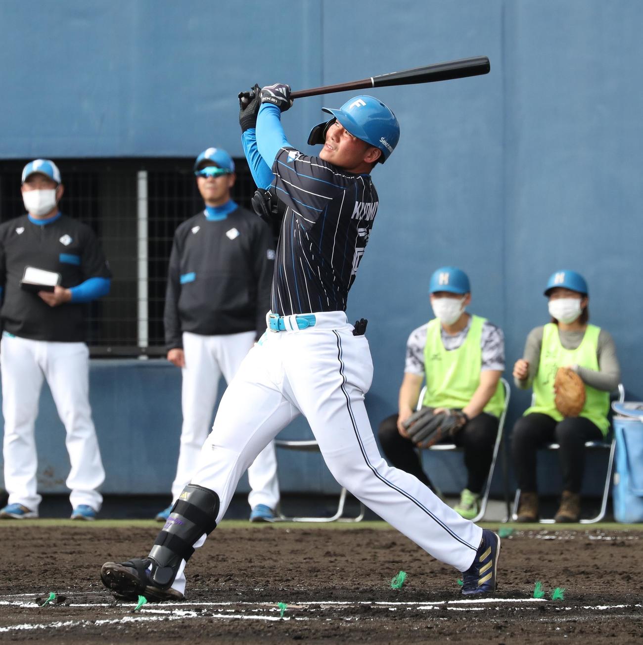 紅白戦　6回表赤組無死一塁、右中間に二塁打を放つ清宮（撮影・黒川智章）