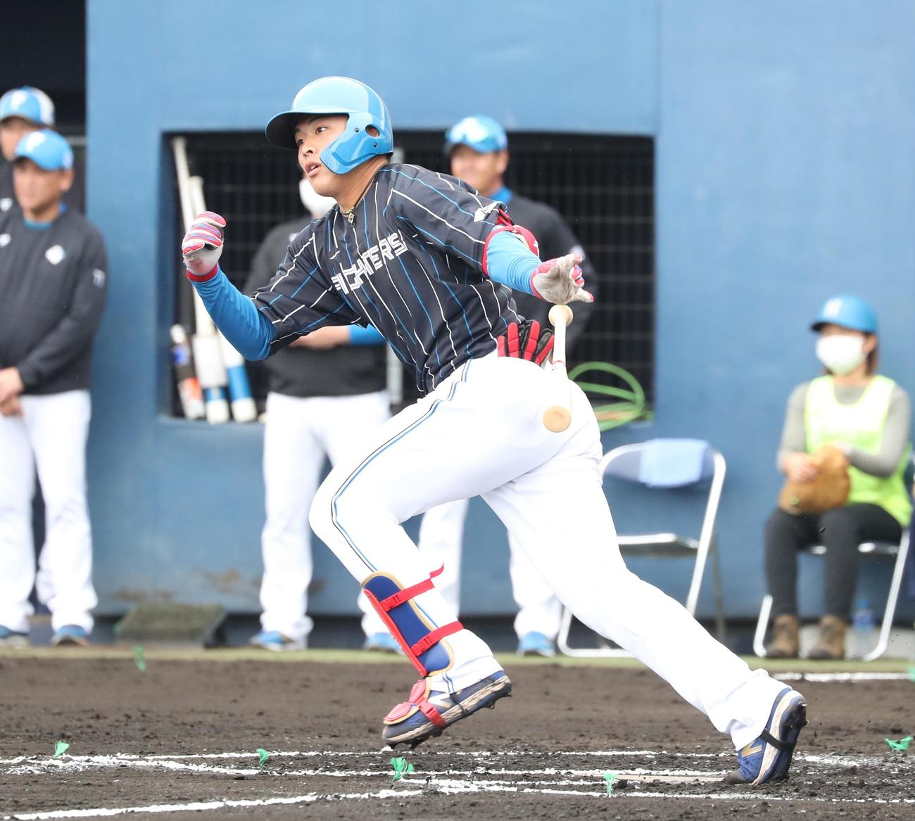 紅白戦　1回表赤組2死、左越え二塁打を放つ野村（撮影・黒川智章）