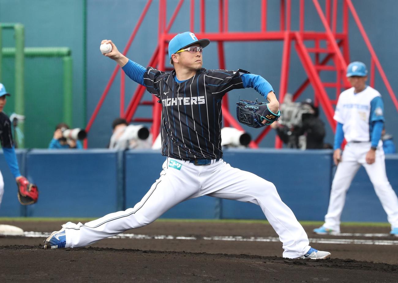 紅白戦　赤組先発の生田目（撮影・黒川智章）