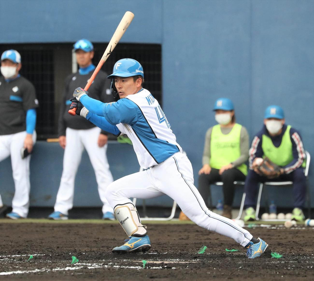 紅白戦　3回裏白組2死、左前打を放つ水野（撮影・黒川智章）
