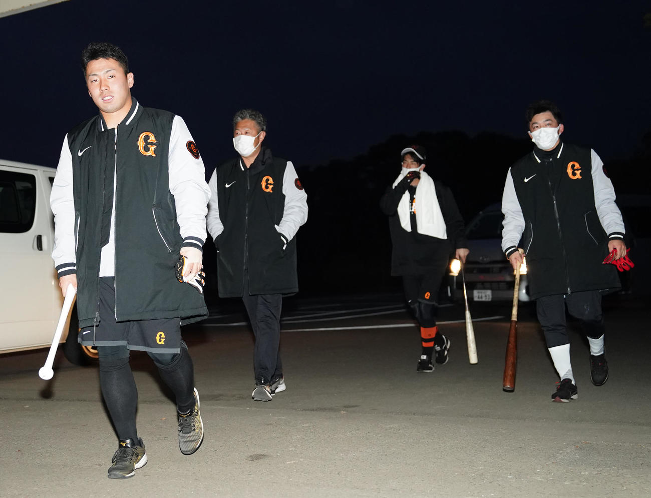 早朝練習で室内練習場に到着した巨人浅野（左端）ら（撮影・江口和貴）