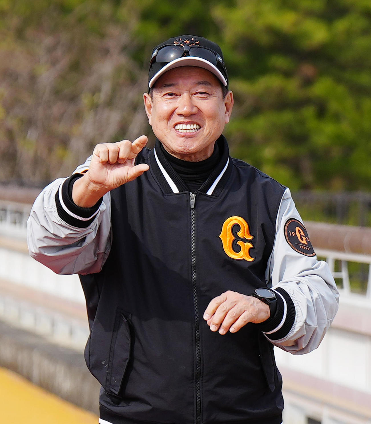 ジャンプした高さを自ら示す巨人原監督（撮影・江口和貴）