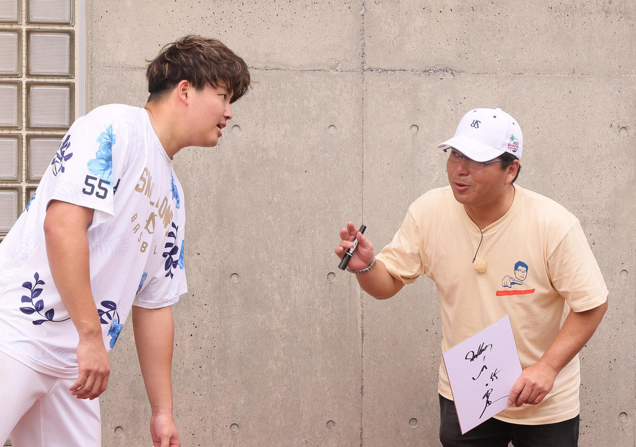 ヤクルトキャンプに取材に訪れた真中氏（右）は村上のサインを手に会話を交わす（撮影・足立雅史）