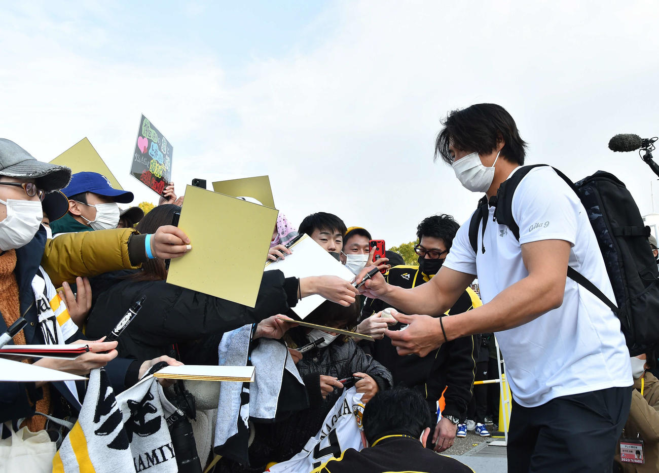 柳田のサインを求めて殺到するファン（撮影・岩下翔太）