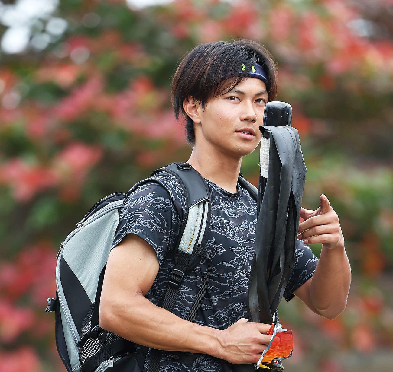 ゴムチューブ付きバットを手に移動するロッテ藤原（撮影・河田真司）