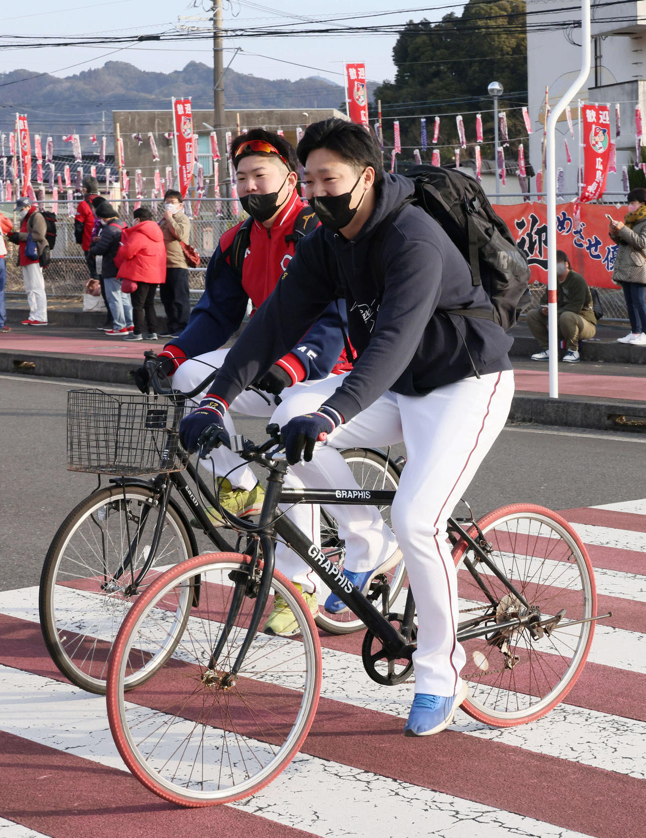 自転車で球場入りする床田（右）と松本（撮影・加藤孝規）