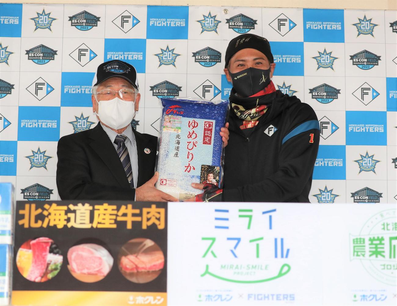 ホクレンから米を贈呈される日本ハム新庄監督（撮影・黒川智章）