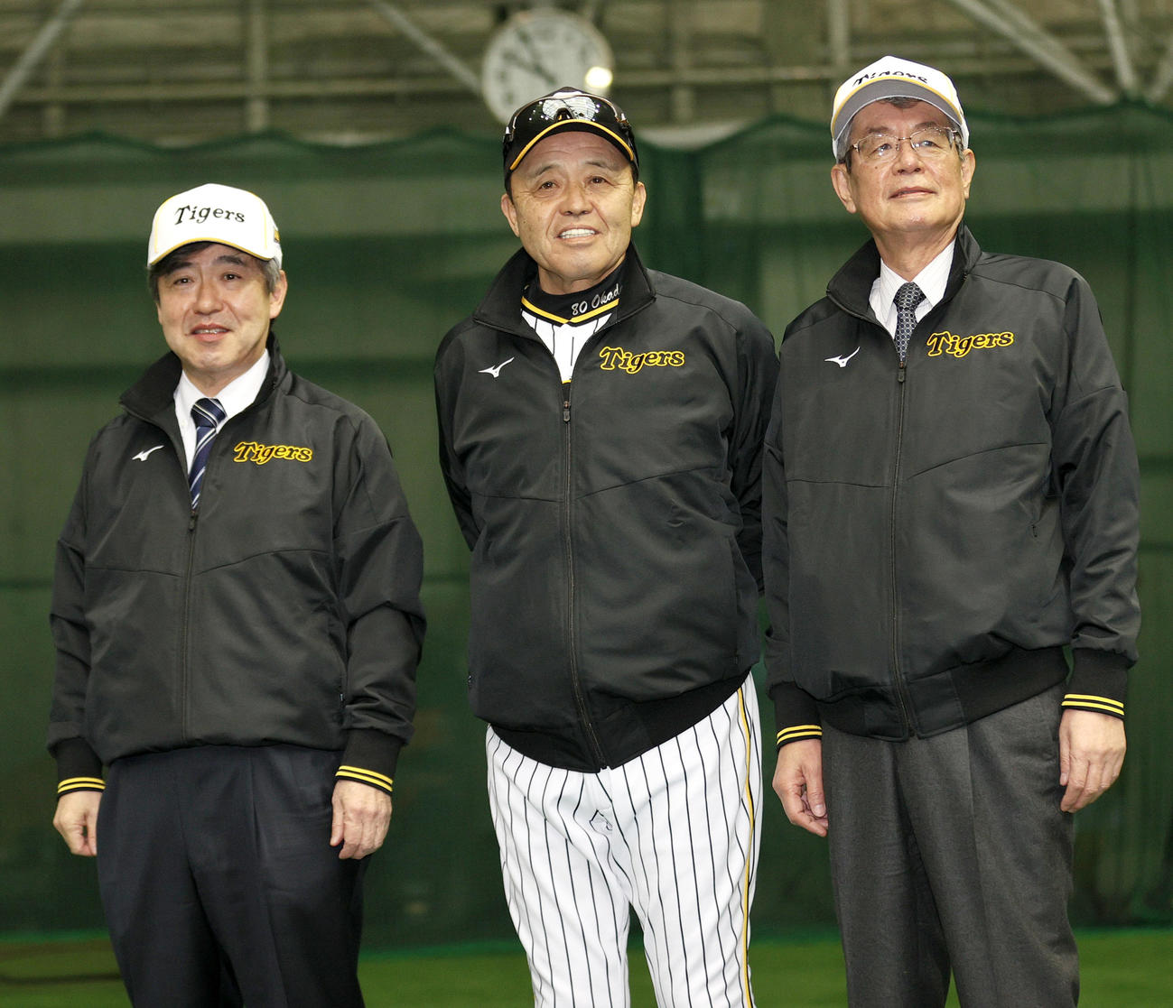 記念撮影する、左から杉山オーナー、岡田監督、秦球団会長（撮影・上山淳一）