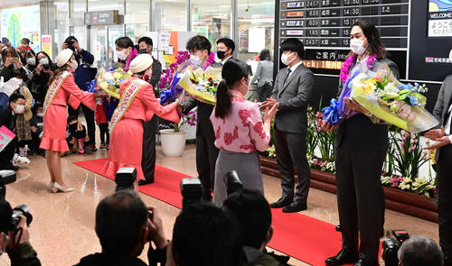 宮崎空港に到着し歓迎式典で花束贈呈を受ける、前列左から西武源田、松井監督、高橋選手会長（撮影・小沢裕）