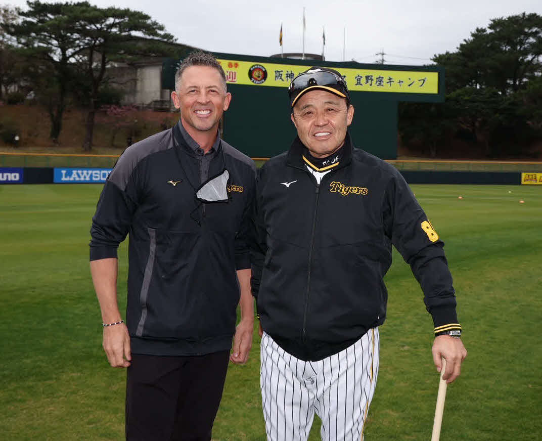 ウィリアムス駐米スカウト（左）と笑顔を見せる阪神岡田監督（球団提供）