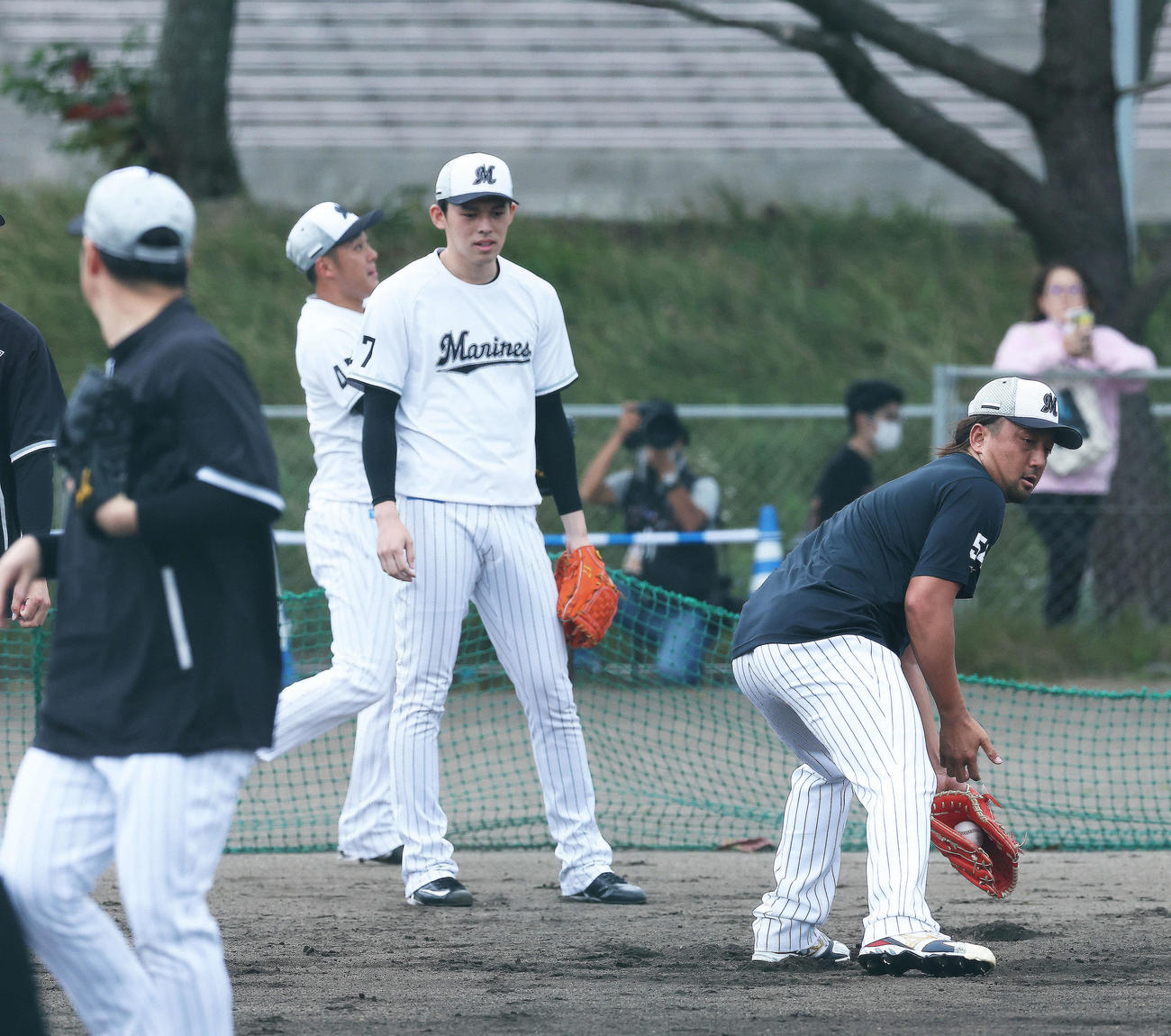投内連係するロッテ沢村（右）と佐々木朗（撮影・河田真司）