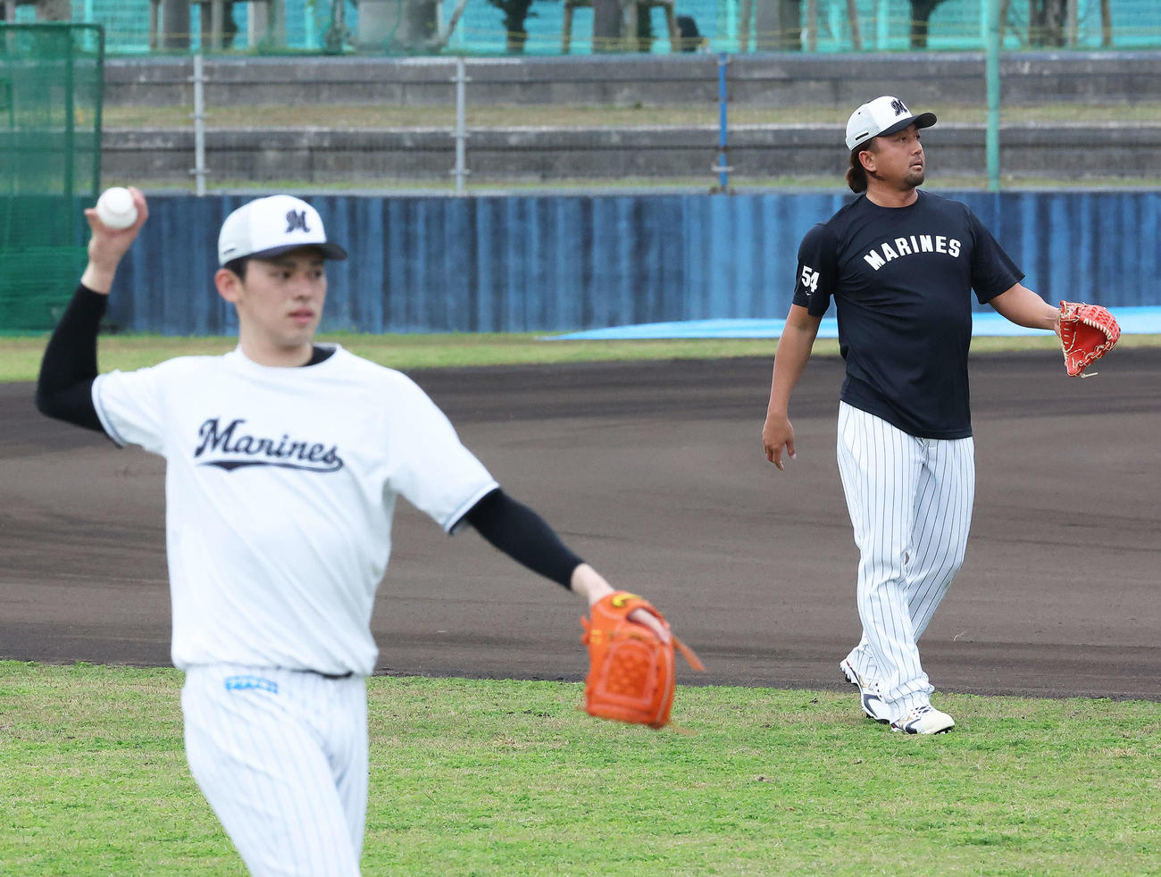 キャッチボールするロッテ佐々木朗（手前）と沢村（撮影・河田真司）