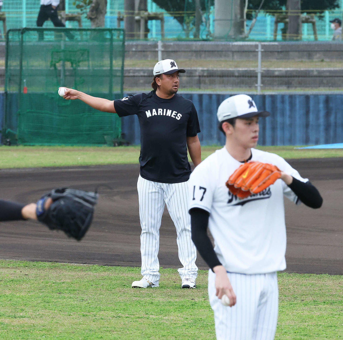 キャッチボールするロッテ佐々木朗（手前）と沢村（撮影・河田真司）