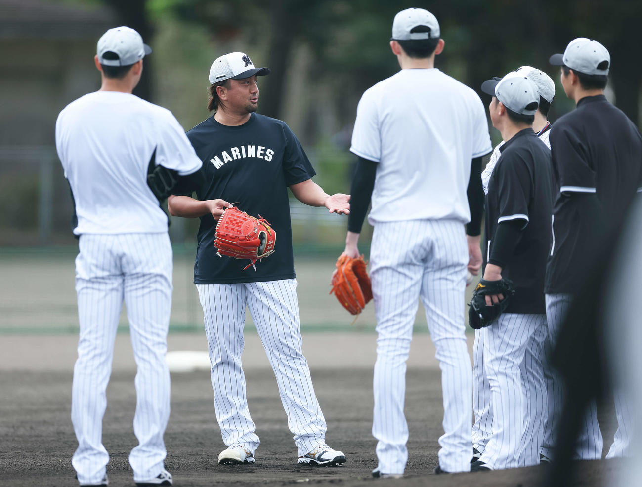 投内連係で仲間と言葉を交わすロッテ沢村（左から2人目）（撮影・河田真司）