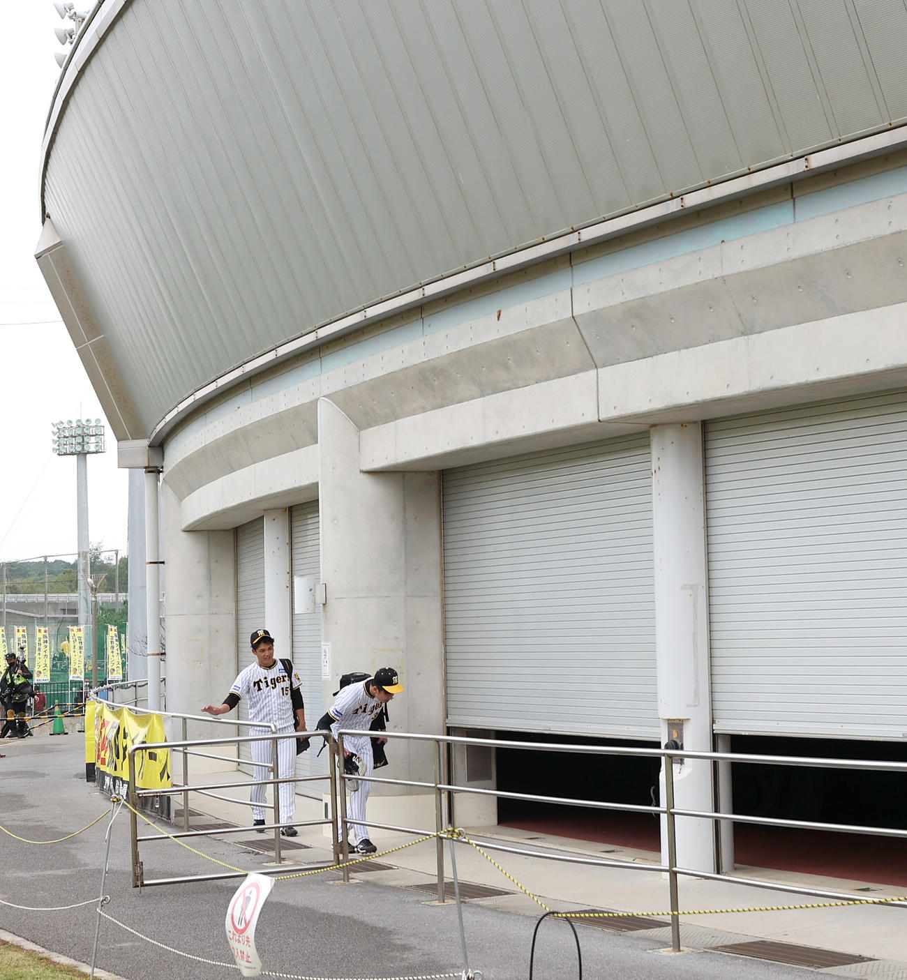サインプレーを前にドームのシャッターが閉められる（撮影・上山淳一）