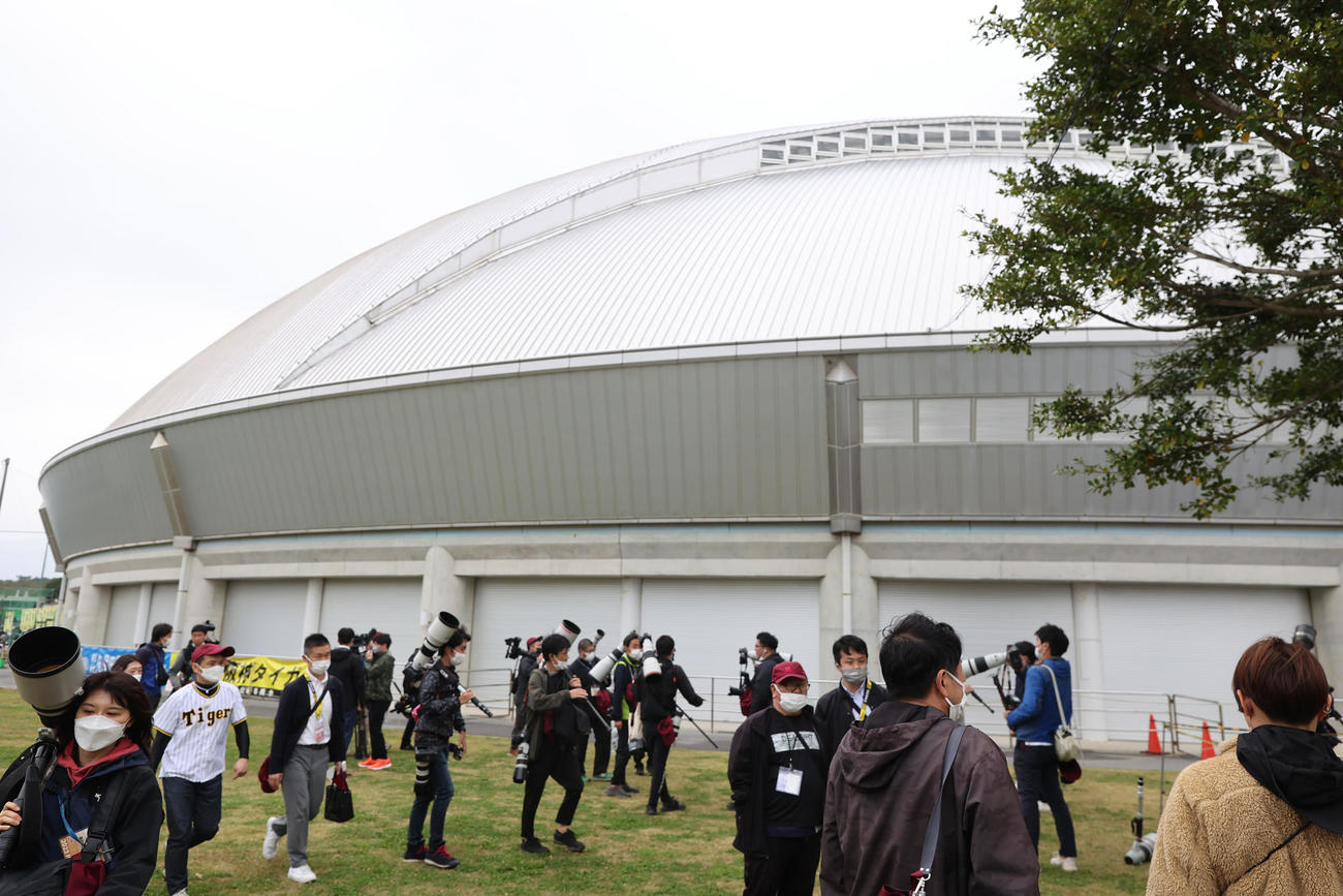 サインプレーを前にドームのシャッターが閉められる（撮影・上山淳一）