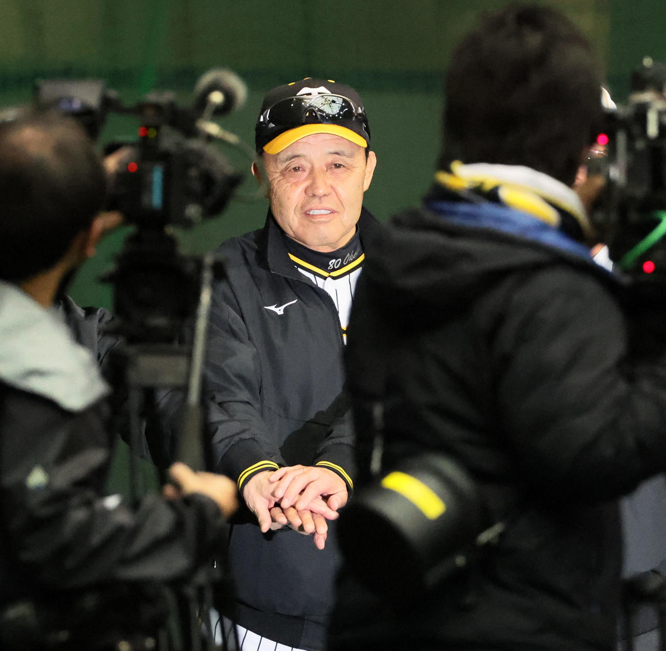 練習開始前、オーナー、会長の訪問を受け手を合わせる岡田監督（撮影・加藤哉）