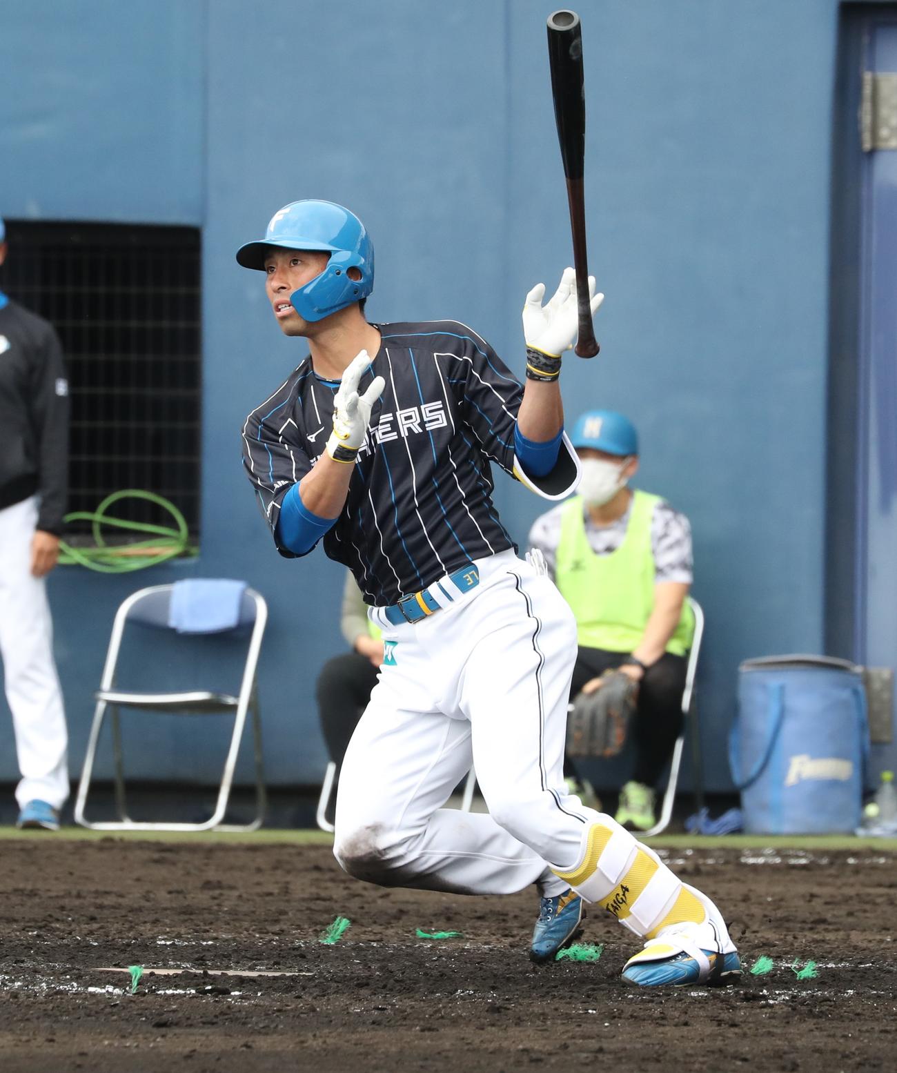 紅白戦　5回表赤組無死、左越え本塁打を放つ江越（撮影・黒川智章）