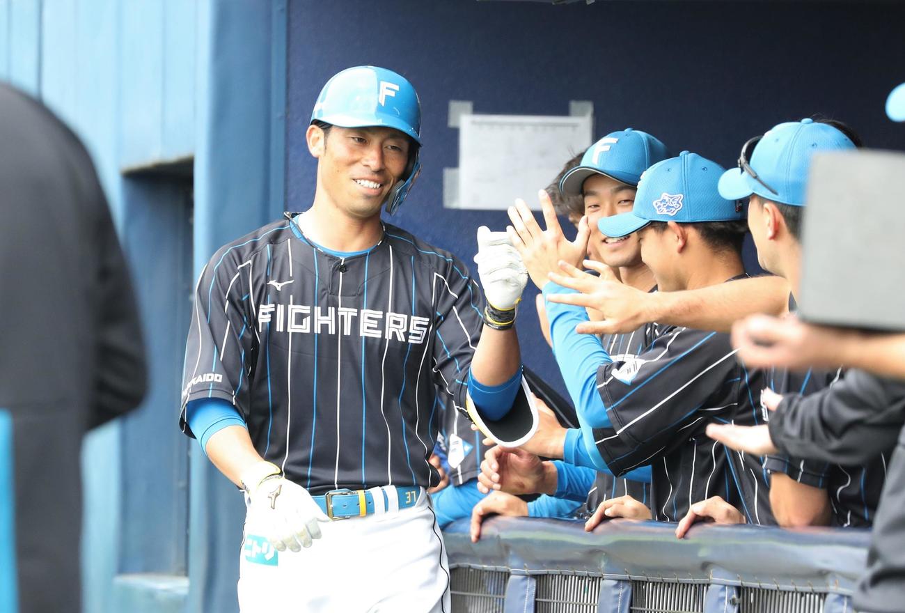紅白戦　5回表赤組無死、左越え本塁打を放ちナインに出迎えられる江越（撮影・黒川智章）