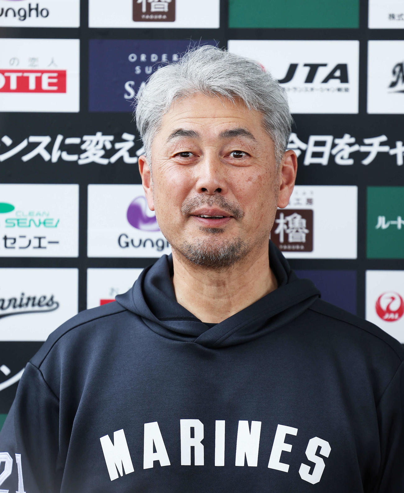 記者の質問に答える吉井監督（撮影・河田真司）