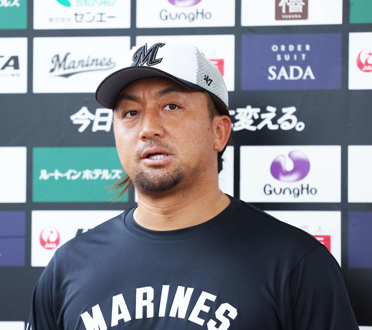 記者の質問に答えるロッテ沢村（撮影・河田真司）