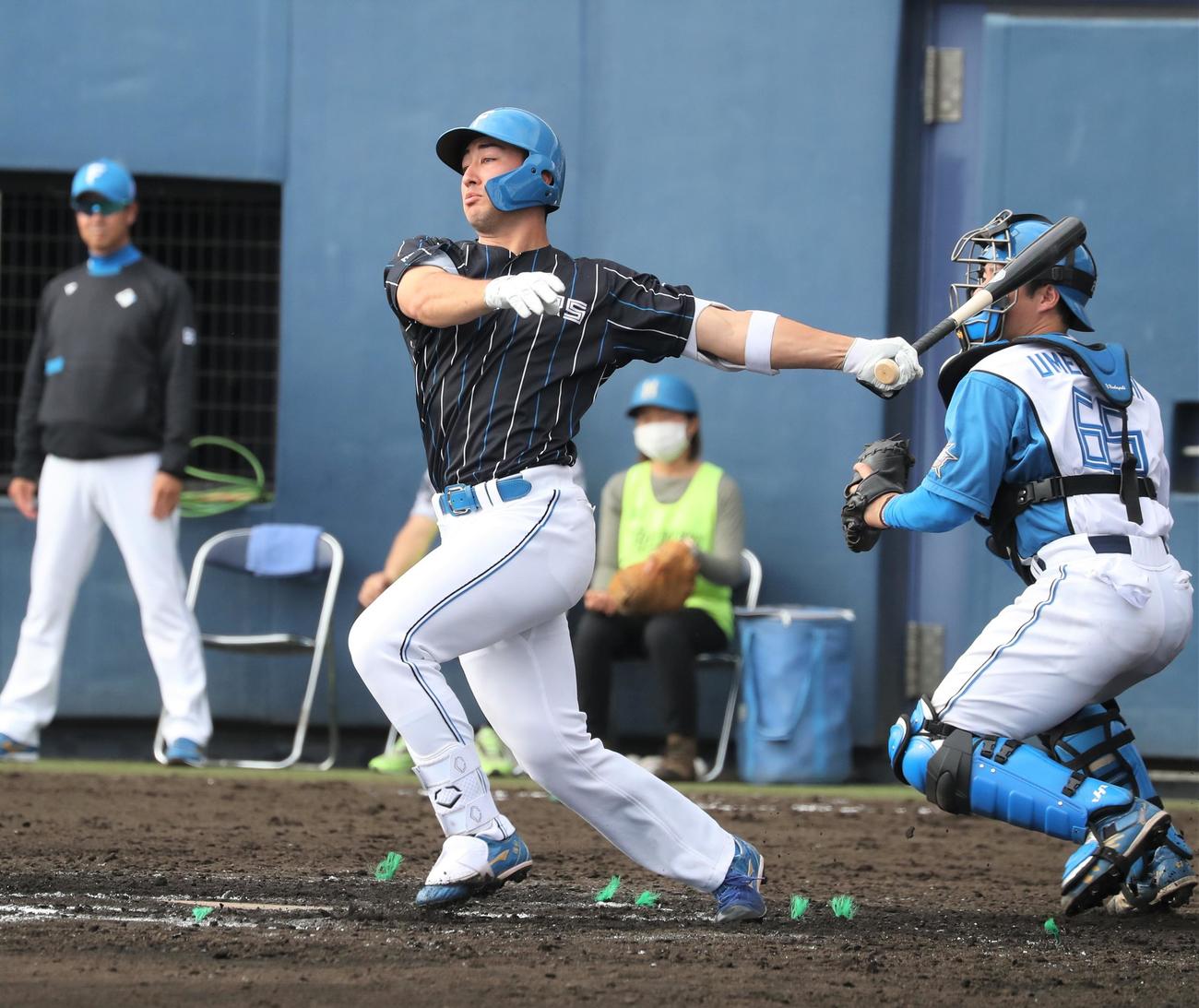 紅白戦　6回表赤組2死一塁、左前打を放つ山口（撮影・黒川智章）