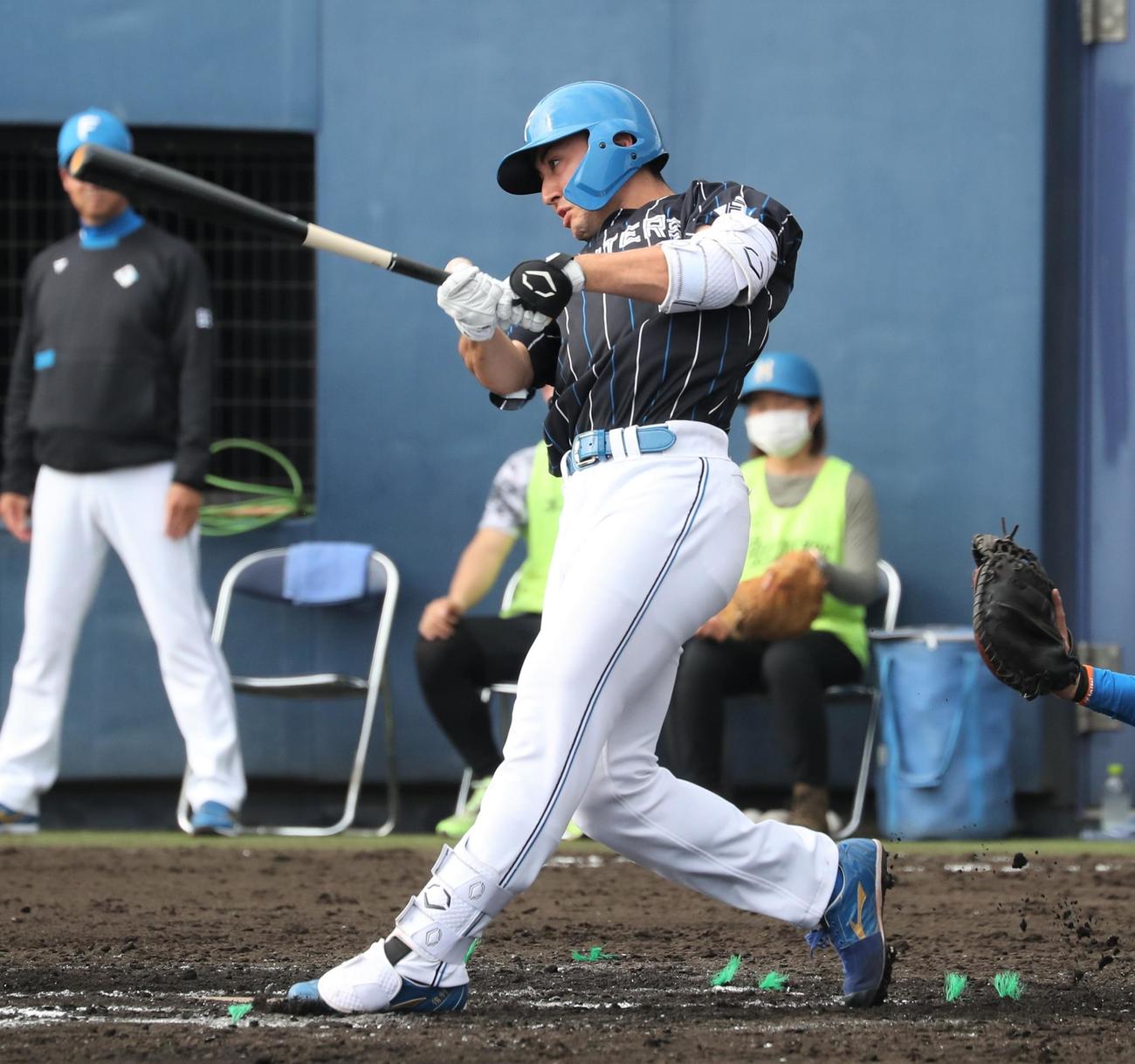 6回表赤組2死一塁、左前打を放つ日本ハム山口（撮影・黒川智章）