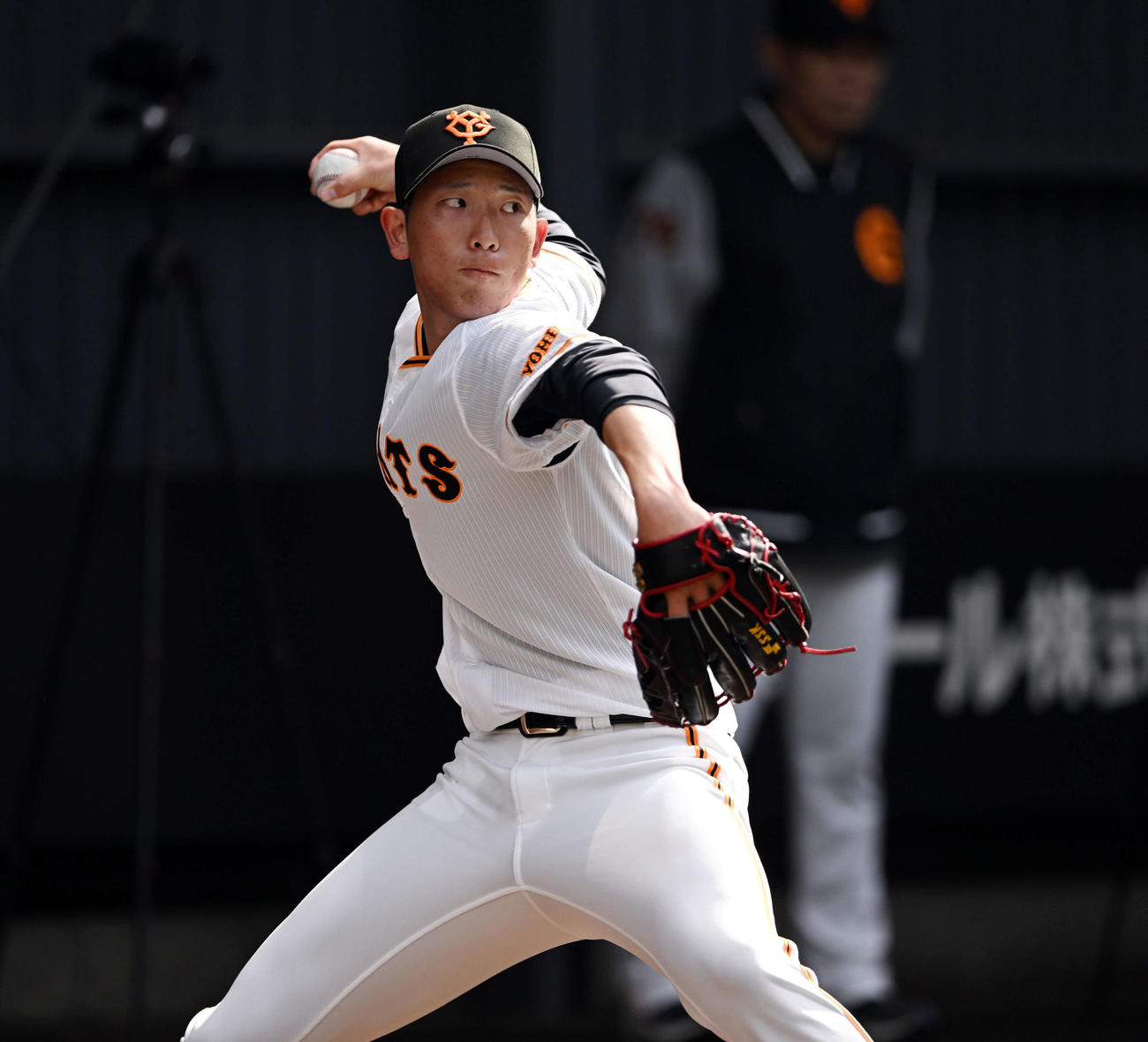 ブルペンで投球練習する巨人戸郷（撮影・滝沢徹郎）