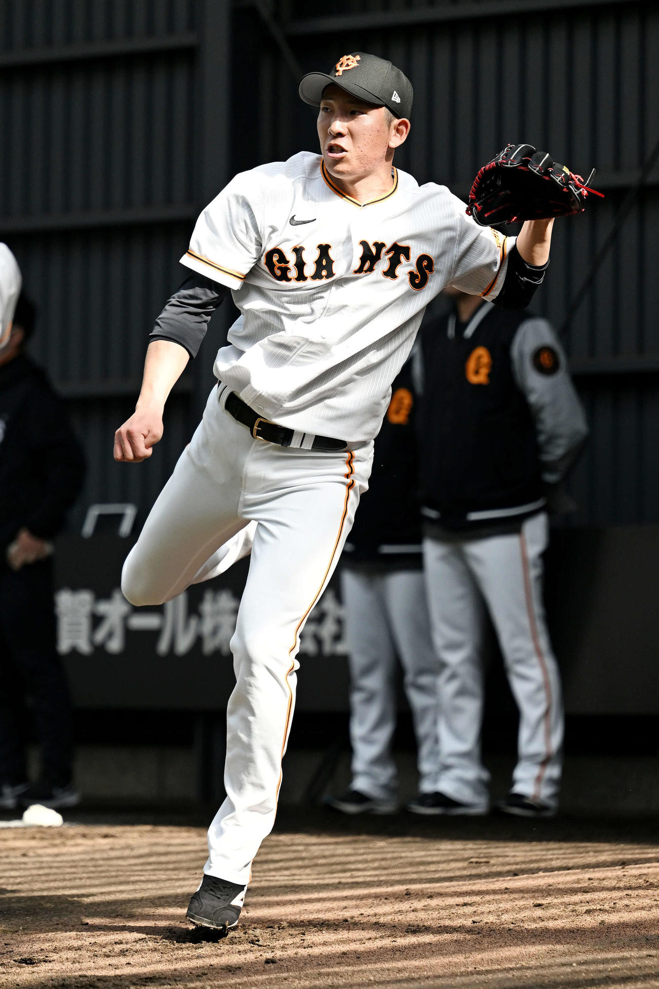 ブルペンで投球練習する巨人戸郷（撮影・滝沢徹郎）