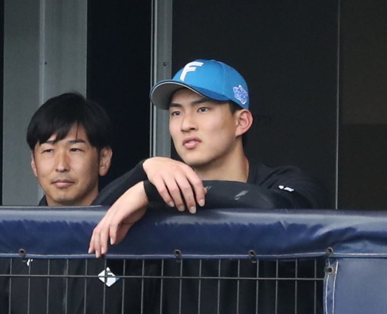 紅白戦　投球後、ベンチで試合を見守る日本ハム達（右）（撮影・黒川智章）