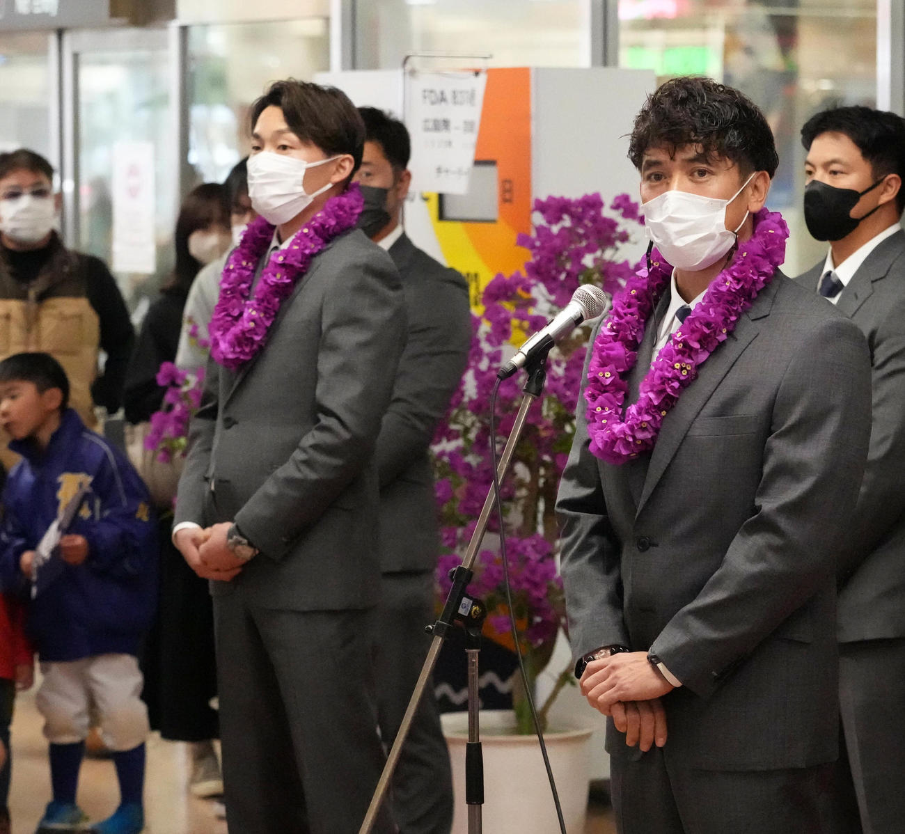 宮崎空港に到着し歓迎式典であいさつする西武松井監督。左は源田キャプテン（撮影・小沢裕）