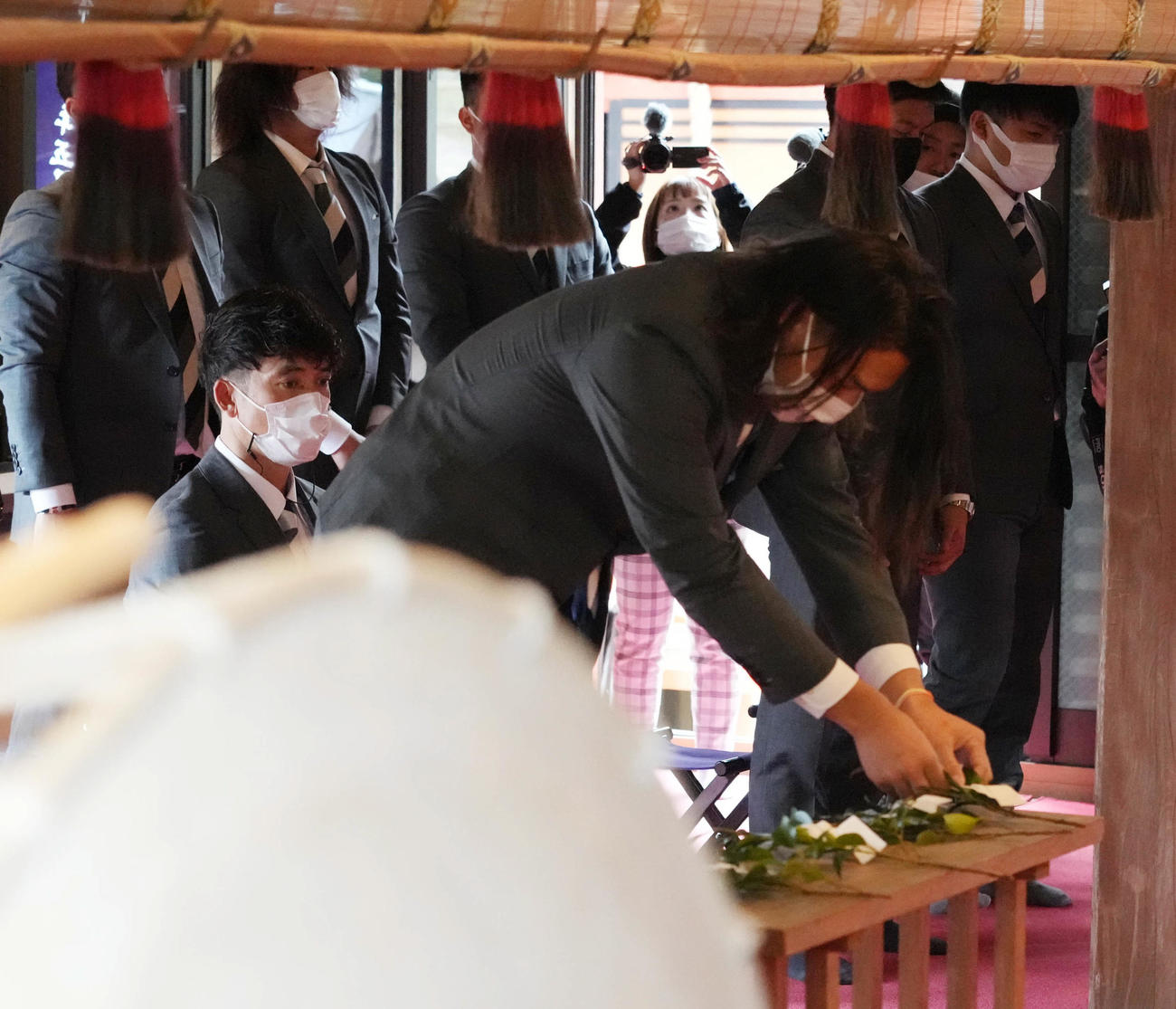 榎原神社での必勝祈願で玉串を奉納する西武高橋選手会長。左は松井監督（撮影・小沢裕）