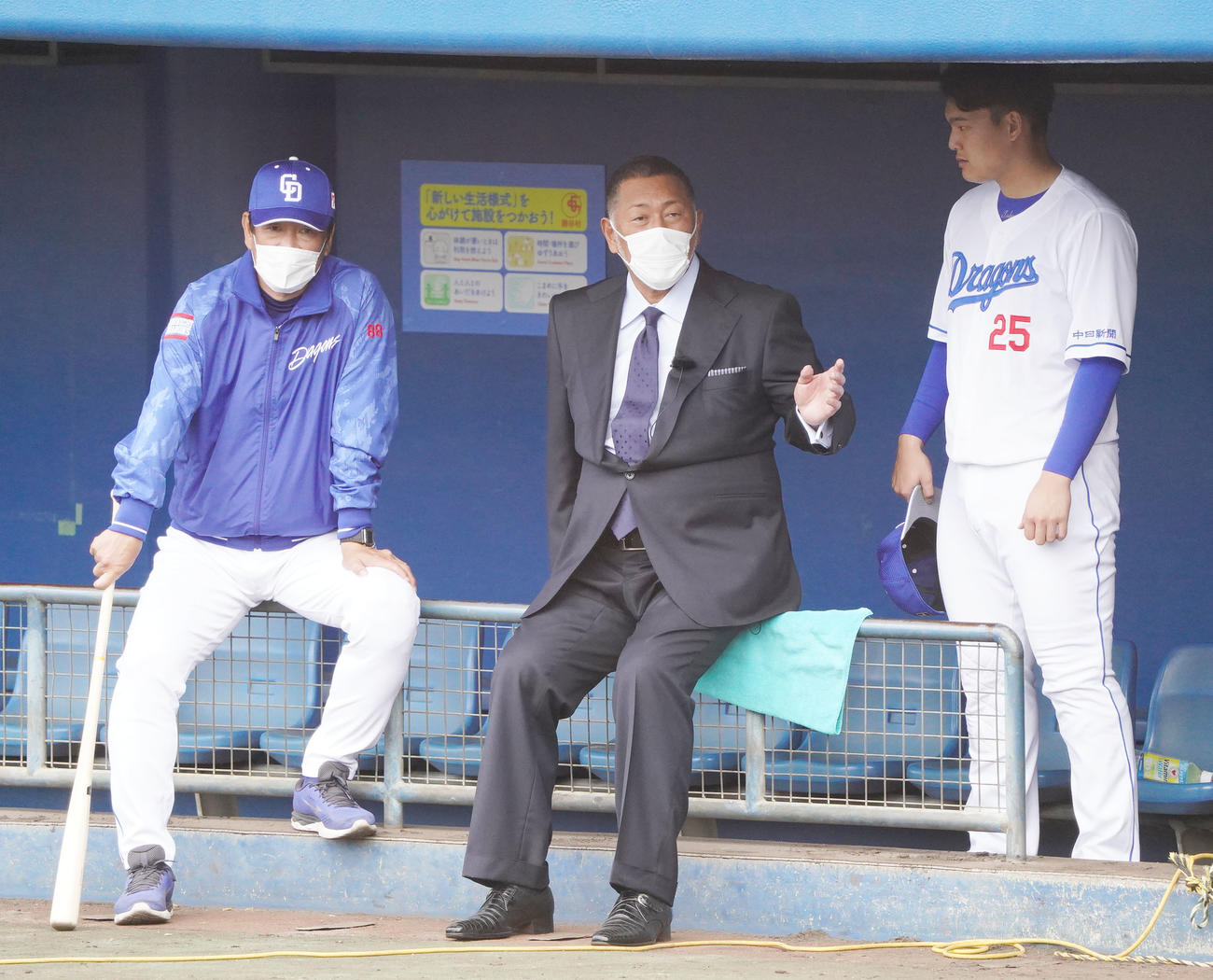 石川昂にアドバイスする清原氏（中央）。左は片岡2軍監督（撮影・森本幸一）