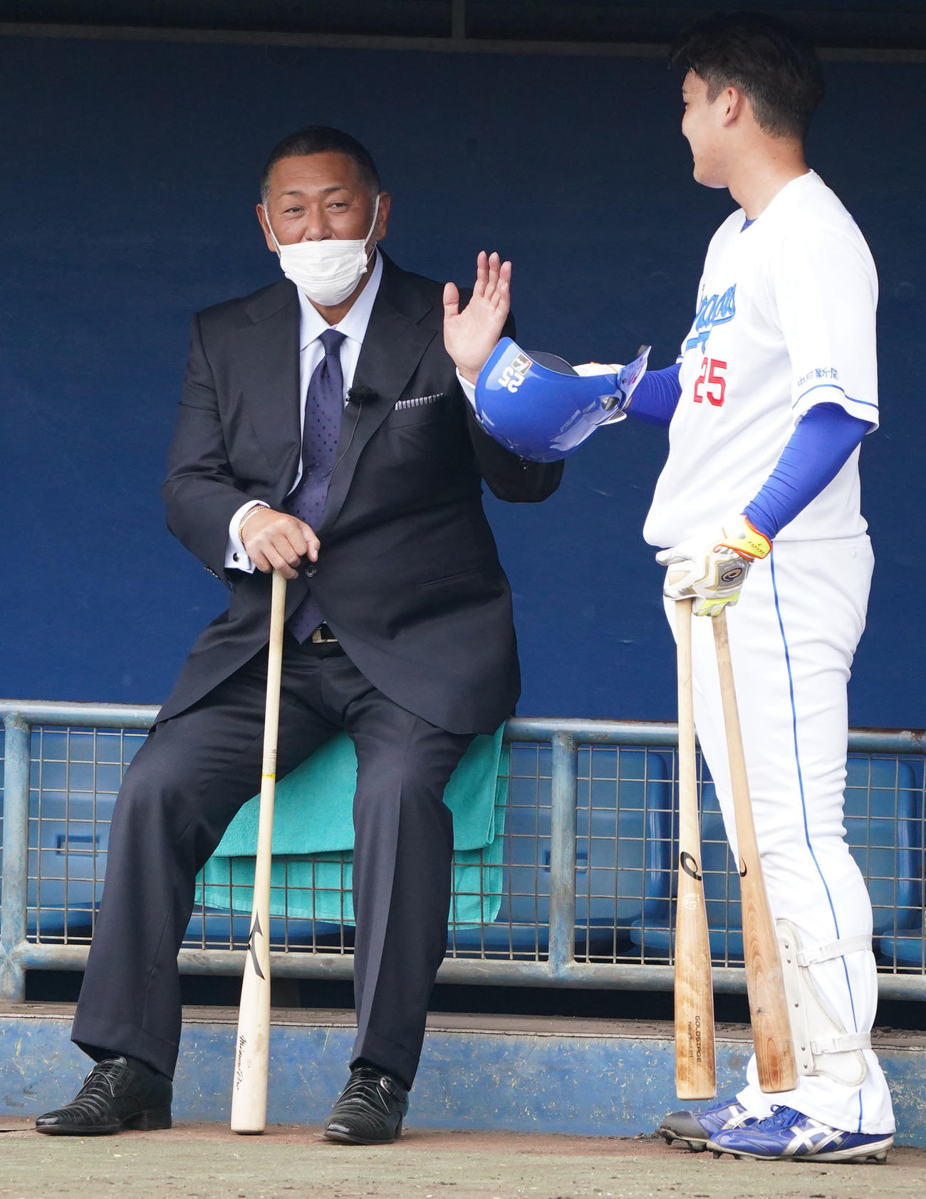 石川昂と言葉を交わす清原氏（左）（撮影・森本幸一）