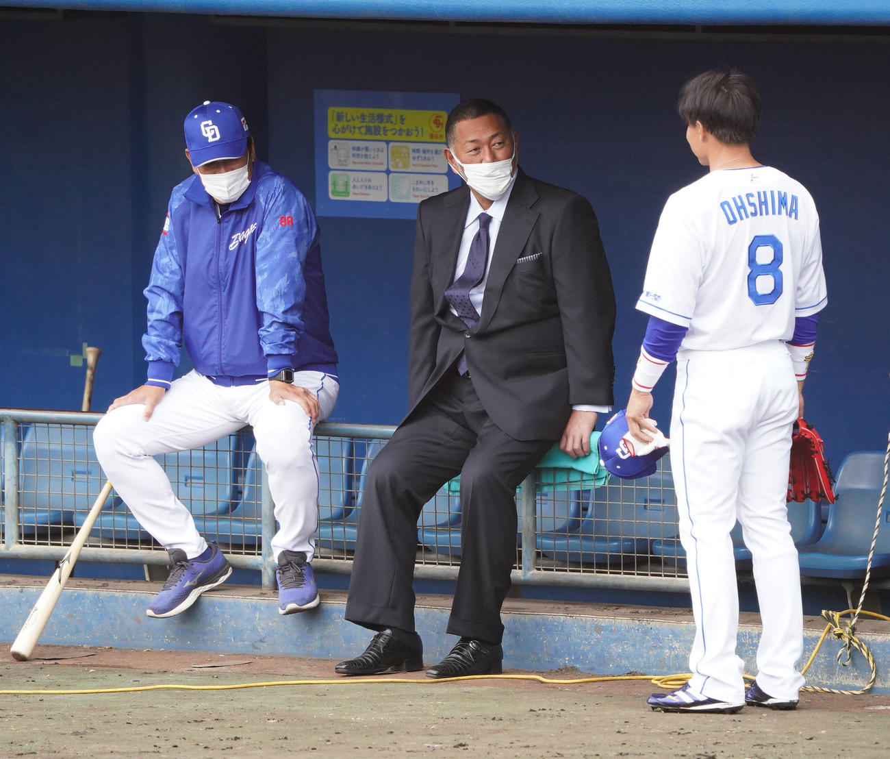 中日2軍キャンプ地に訪れ大島、片岡2軍監督らと言葉を交わす清原氏（中央）（撮影・森本幸一）
