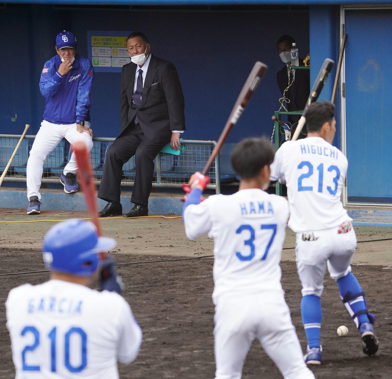 中日2軍キャンプ地に訪れ片岡2軍監督と練習を見つめる清原氏（奥・左から2人目）（撮影・森本幸一）